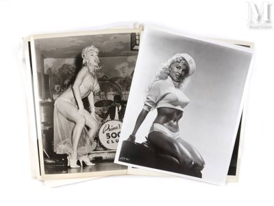 deux photos en noir et blanc d'une femme en bikini posant pour une photo
