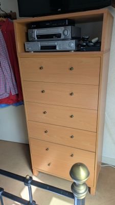 une télévision posée sur une commode dans une chambre