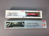 deux trains miniatures posés côte à côte sur une table