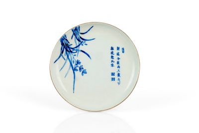 l'image d'une assiette bleue et blanche ornée de fleurs