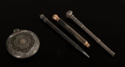trois types différents d'objets métalliques sur une surface noire