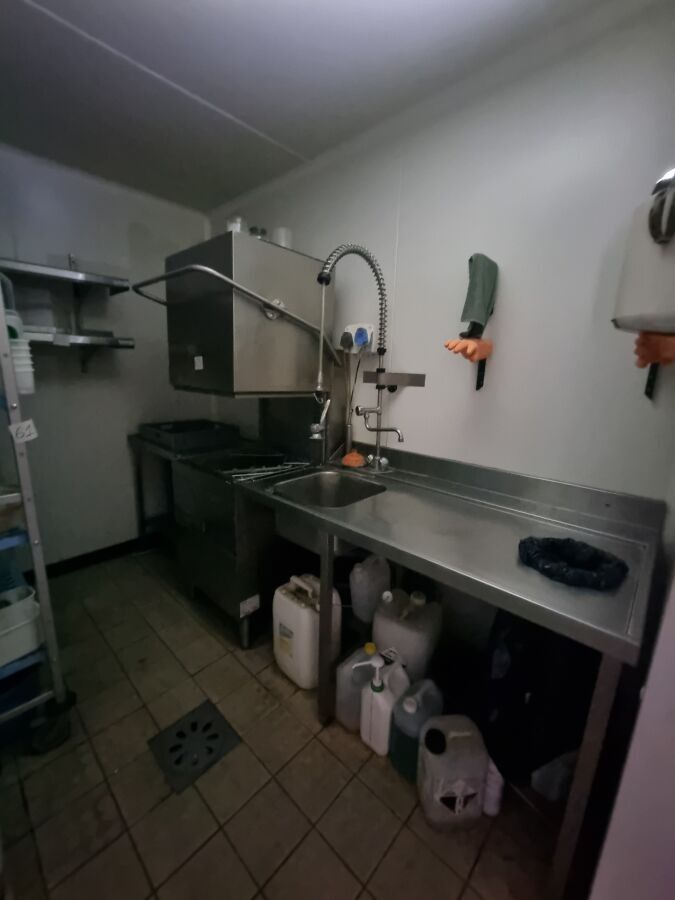 1 plonge en inox 1 bac, égouttoir, trou poubelle et douchett…