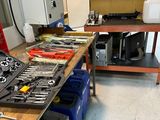 de nombreux outils posés sur un établi dans une pièce