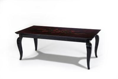 une image représentant une table noire ornée d'un motif floral