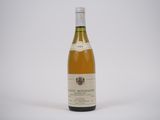 une bouteille de vin posée sur une table blanche