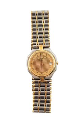un gros plan d'une montre-bracelet dorée et argentée sur fond blanc