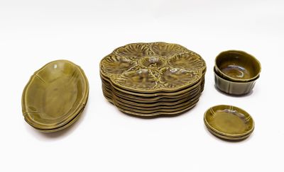 beaucoup d'assiettes et de bols posés sur une table