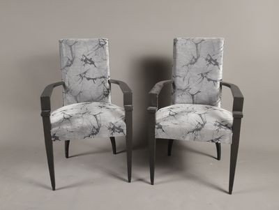 deux chaises avec un revêtement marbré, revêtement marbré, revêtement marbré, revêtement marbré, revêtement marbré, revêtement marbré, revêtement marbré, revêtement marbré, revêtement marbré