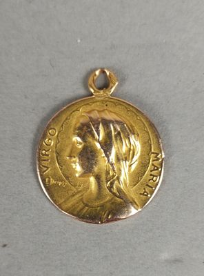 Une médaille religieuse en or jaune 750mm (18k).