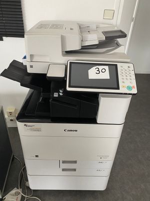 une imprimante posée sur un bureau