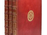 Les trois livres sont alignés sur une surface blanche