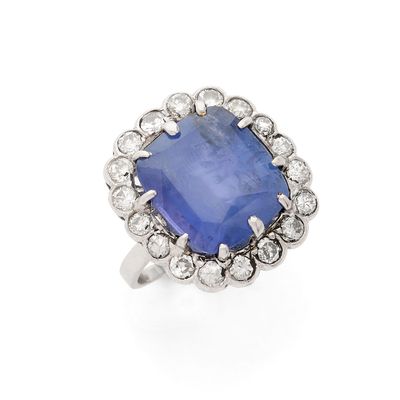 une bague en saphir et diamant
