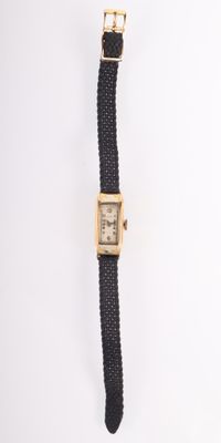 gros plan d'une montre-bracelet sur une surface blanche