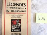 un livre sur lequel figure la photo d'un homme assis sur un lit
