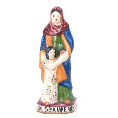 figurine d'une femme tenant un enfant dans ses bras