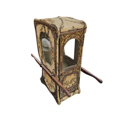 une petite calèche en bois sur laquelle est fixé un miroir