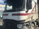 une photo d'un camion garé sur un parking