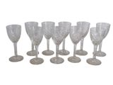 six verres à vin posés les uns à côté des autres sur une surface blanche