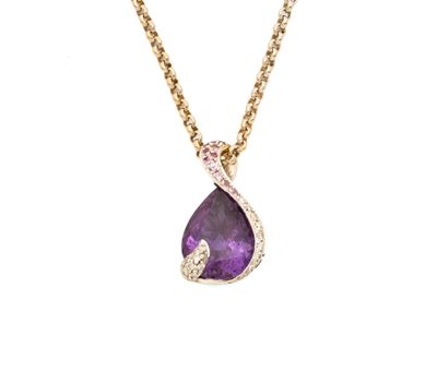 un collier avec une pierre violette et une chaîne en or sur fond blanc
