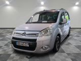 la petite camionnette argentée est garée sur un carrelage à carreaux