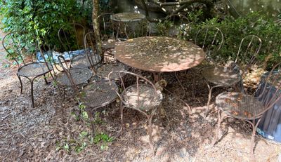 une table et des chaises au milieu d'un jardin