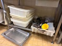 Un lot d'ustensiles et bacs plastique (fouet.
