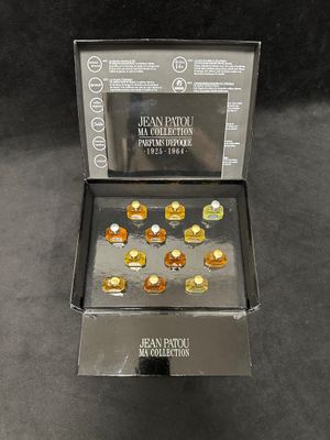 une image représentant une boîte contenant un tas de pièces d'or