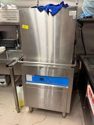 un lave-vaisselle en acier inoxydable dans une cuisine commerciale