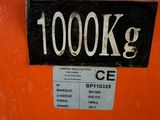 a sign that says 1000kg on the side of a gate