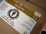 une boîte sur laquelle figure une étiquette de vin, posée sur une table