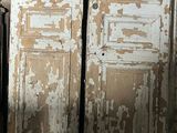 deux vieilles portes en bois dans une pièce aux murs de briques