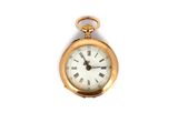 une montre de poche en or avec des chiffres romains sur le cadran