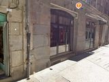 une porte verte sur le côté d'un immeuble