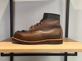 une paire de bottes marron posée sur une étagère en bois