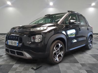la citrole noire est garée sur un carrelage en damier