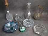 beaucoup d'objets en verre qui se trouvent sur la table