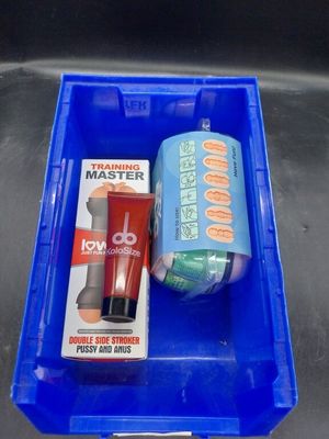 un récipient bleu sur lequel sont représentés une brosse à dents, du dentifrice et un tube de dentifrice