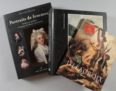 deux livres sont posés sur une table à fond blanc