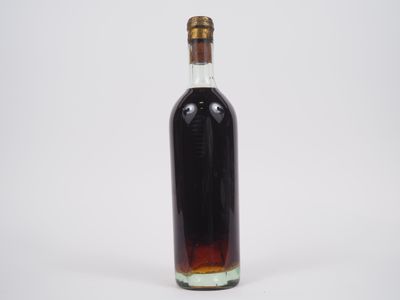 l'image d'une bouteille d'alcool posée sur une surface blanche