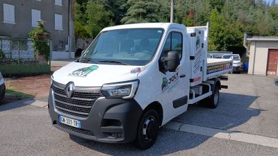 un camion blanc garé dans un parking