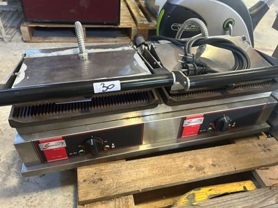 une machine posée sur une palette