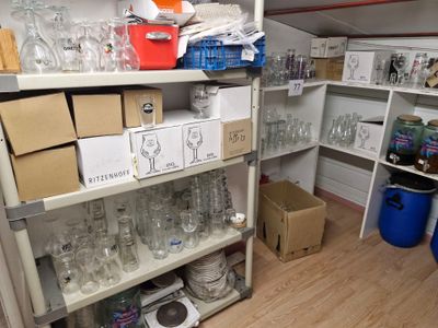 une pièce où les étagères sont remplies de verres et de boîtes