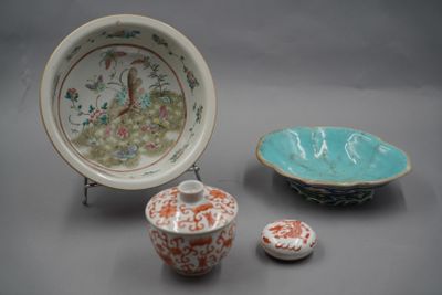 CHINE. Coupe circulaire en porcelaine émaillée polychrome d'oiseaux et - Photo 1