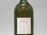 une bouteille en verre vert avec une étiquette dessus