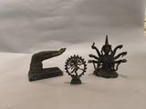 deux figurines en bronze représentant un serpent et un oiseau sur fond blanc