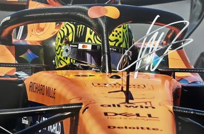 une image montrant un gros plan d'une voiture de course avec un casque