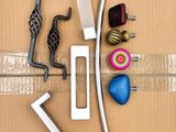 une boîte en carton sur laquelle sont représentés divers outils, notamment un marteau, une clé, une balle et une clé