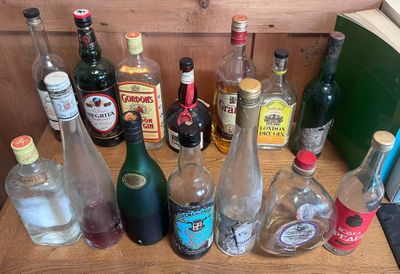 de nombreuses bouteilles d'alcool posées sur une table en bois