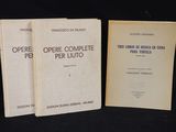 trois livres posés sur une table noire, sur fond noir