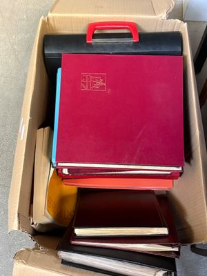 beaucoup de livres dans une boîte posée sur le sol
